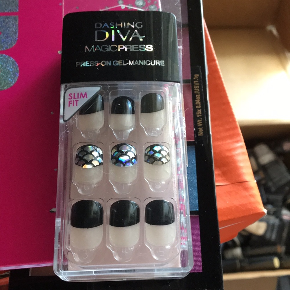 Dashing Diva Magic Press on Gel Manicure